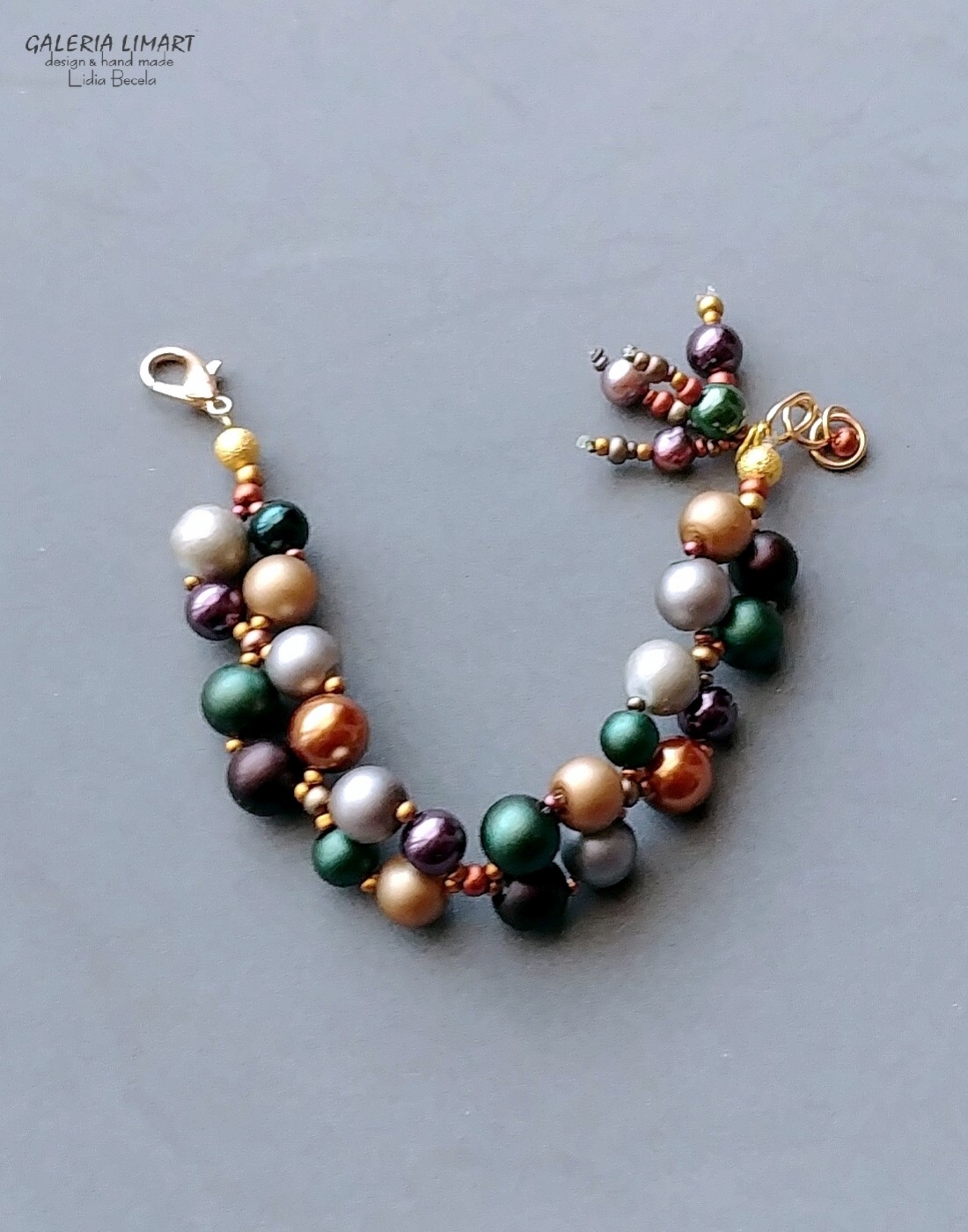 Kombinacja przeróżnych szklanych pereł w boskich odcieniach jesieni w bransoletce boho